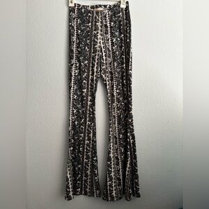 Floral Navy Blue and White Women's flared leggings